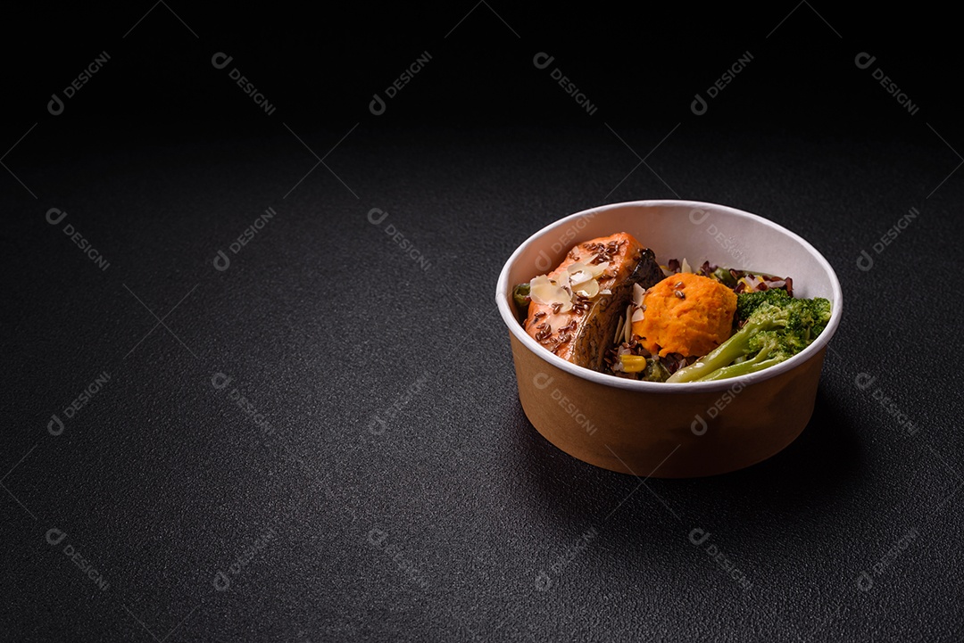 Imagem mostra um prato de salmão grelhado acompanhado de brócolis e arroz com legumes, decorado com uma fatia de limão e tomate