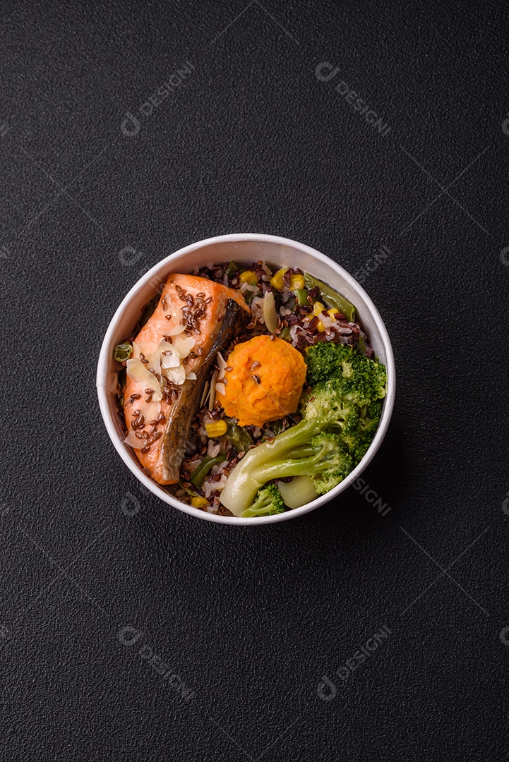 Imagem mostra um prato de salmão grelhado acompanhado de brócolis e arroz com legumes, decorado com uma fatia de limão e tomate