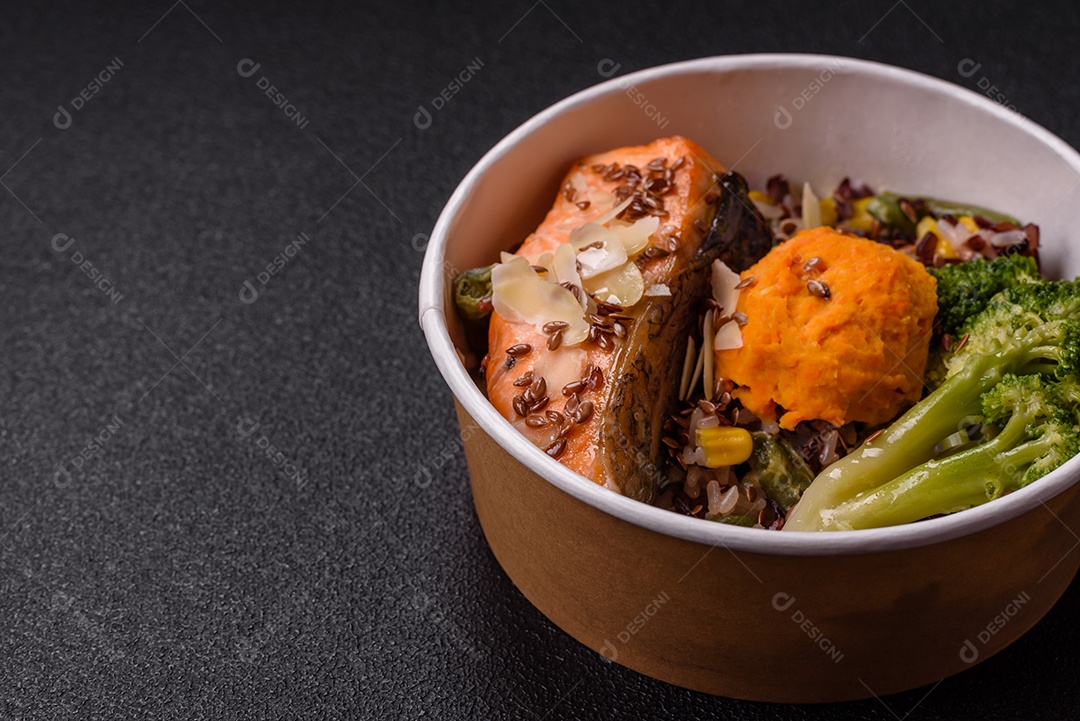 Imagem mostra um prato de salmão grelhado acompanhado de brócolis e arroz com legumes, decorado com uma fatia de limão e tomate