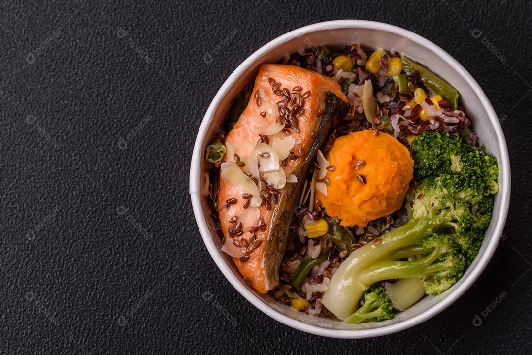 Imagem mostra um prato de salmão grelhado acompanhado de brócolis e arroz com legumes, decorado com uma fatia de limão e tomate