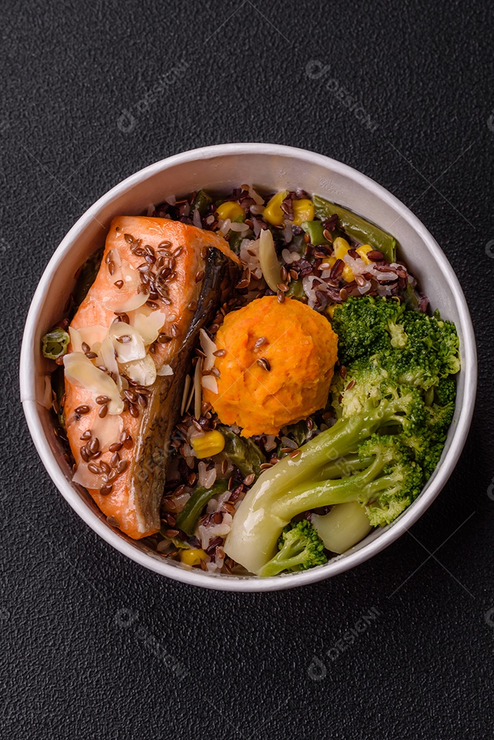 Imagem mostra um prato de salmão grelhado acompanhado de brócolis e arroz com legumes, decorado com uma fatia de limão e tomate