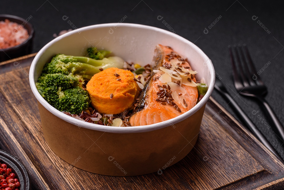 Imagem mostra um prato de salmão grelhado acompanhado de brócolis e arroz com legumes, decorado com uma fatia de limão e tomate