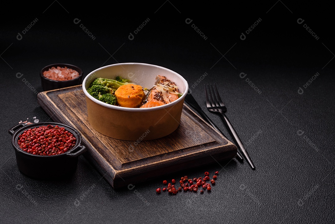 Imagem mostra um prato de salmão grelhado acompanhado de brócolis e arroz com legumes, decorado com uma fatia de limão e tomate