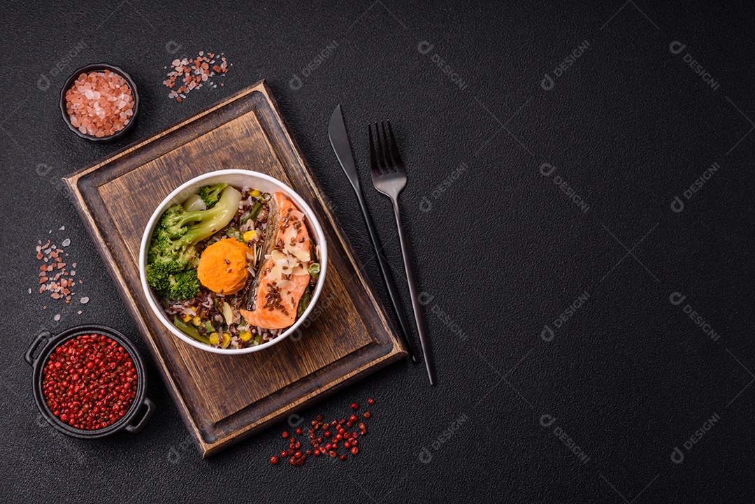 Imagem mostra um prato de salmão grelhado acompanhado de brócolis e arroz com legumes, decorado com uma fatia de limão e tomate