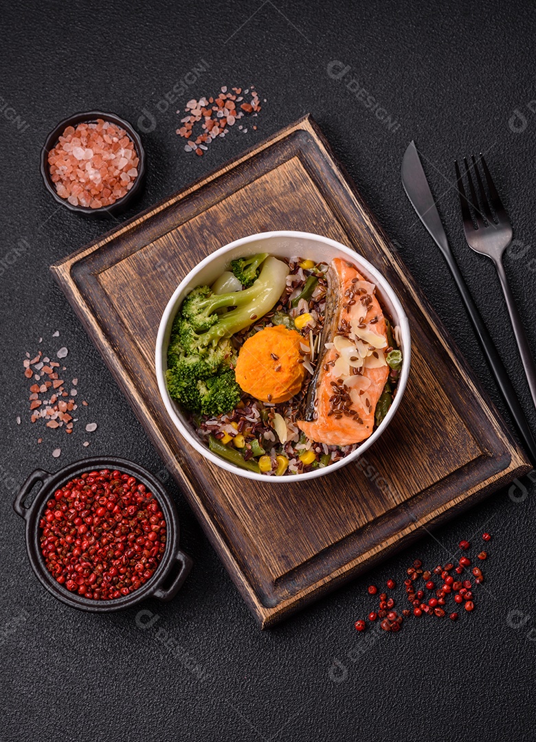 Imagem mostra um prato de salmão grelhado acompanhado de brócolis e arroz com legumes, decorado com uma fatia de limão e tomate