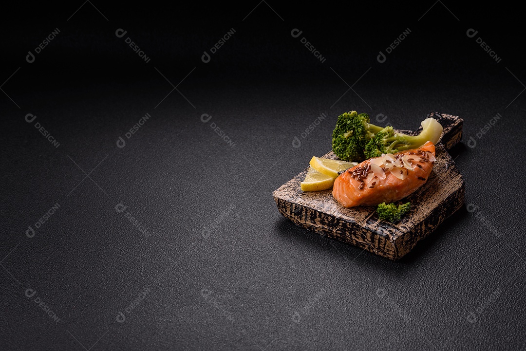 Imagem mostra um prato de salmão grelhado acompanhado de brócolis e arroz com legumes, decorado com uma fatia de limão e tomate