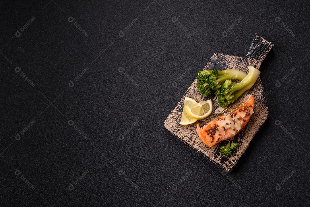 Imagem mostra um prato de salmão grelhado acompanhado de brócolis e arroz com legumes, decorado com uma fatia de limão e tomate