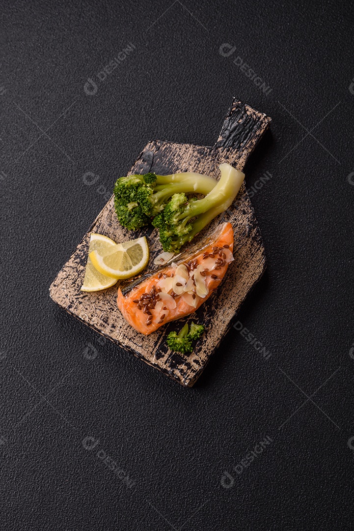 Imagem mostra um prato de salmão grelhado acompanhado de brócolis e arroz com legumes, decorado com uma fatia de limão e tomate