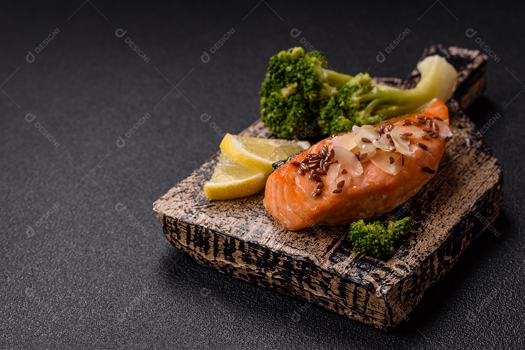 Imagem mostra um prato de salmão grelhado acompanhado de brócolis e arroz com legumes, decorado com uma fatia de limão e tomate