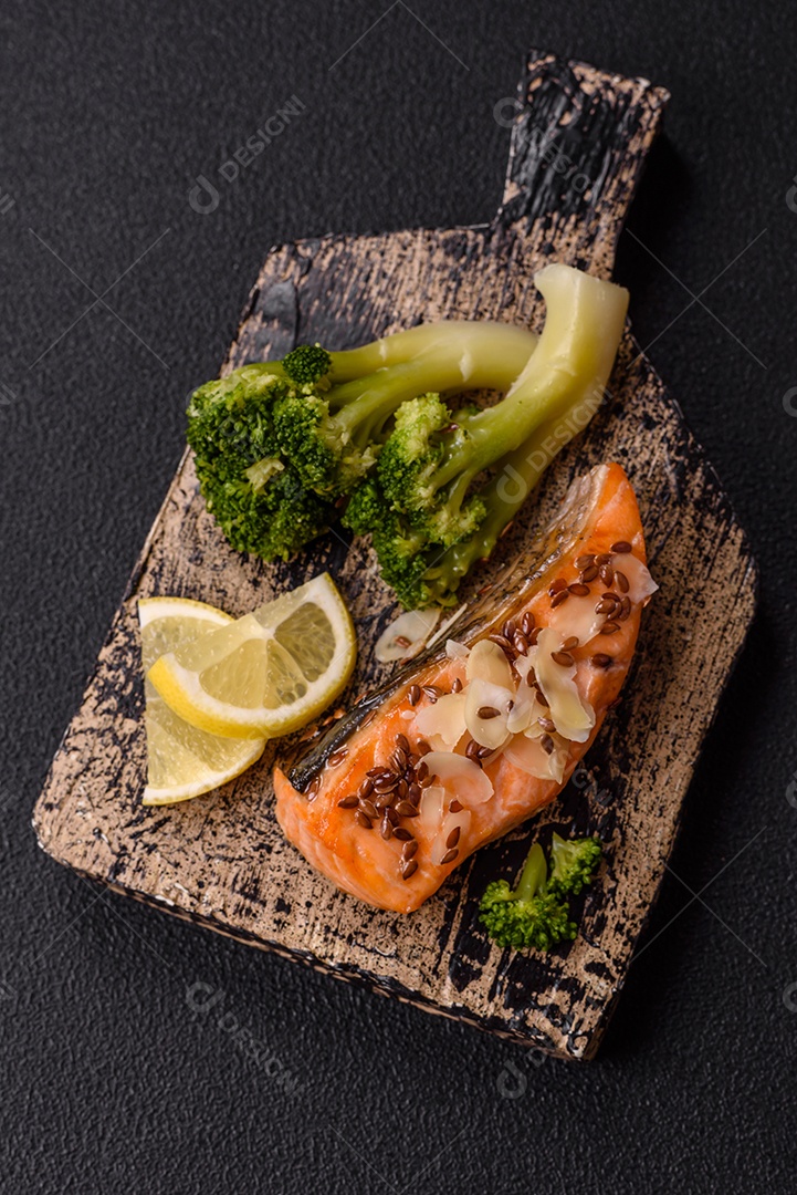 Imagem mostra um prato de salmão grelhado acompanhado de brócolis e arroz com legumes, decorado com uma fatia de limão e tomate
