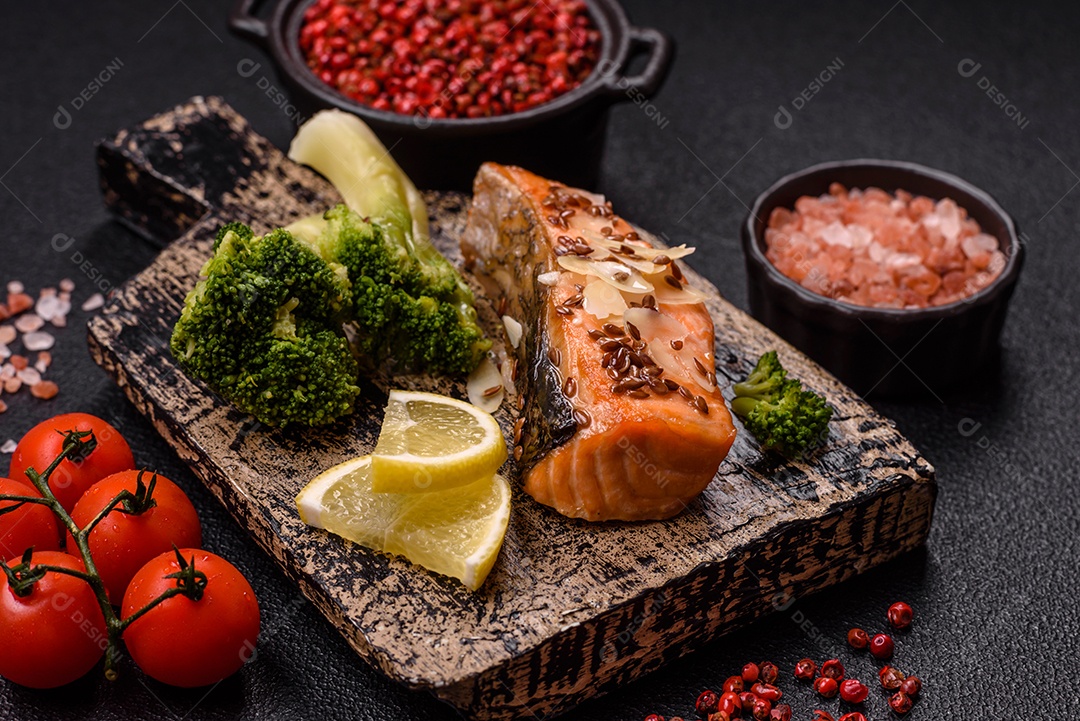 Imagem mostra um prato de salmão grelhado acompanhado de brócolis e arroz com legumes, decorado com uma fatia de limão e tomate