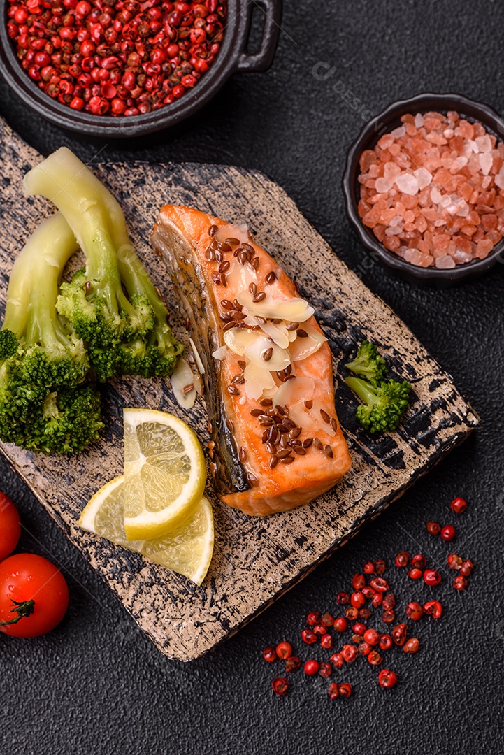 Imagem mostra um prato de salmão grelhado acompanhado de brócolis e arroz com legumes, decorado com uma fatia de limão e tomate