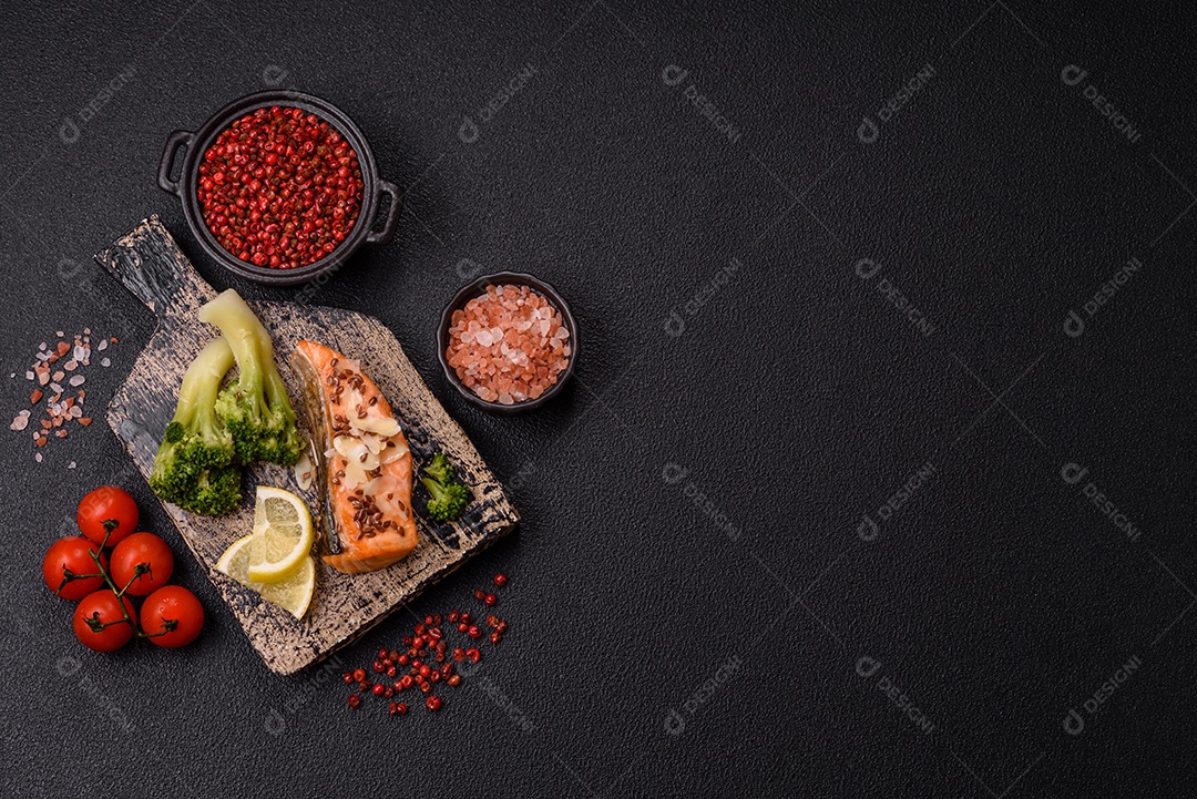 Imagem mostra um prato de salmão grelhado acompanhado de brócolis e arroz com legumes, decorado com uma fatia de limão e tomate