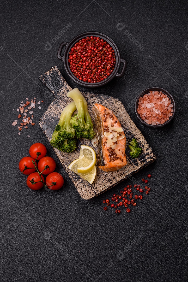 Imagem mostra um prato de salmão grelhado acompanhado de brócolis e arroz com legumes, decorado com uma fatia de limão e tomate