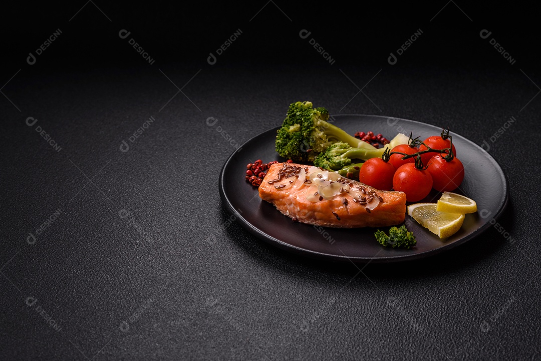 A imagem mostra um prato de salmão grelhado acompanhado de legumes variados