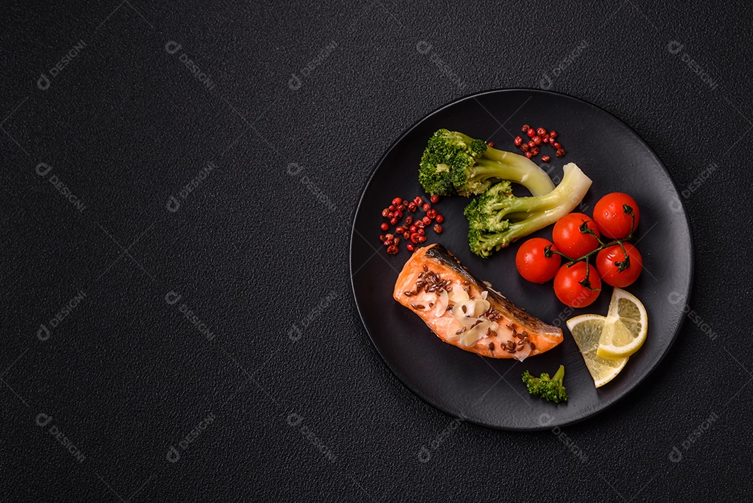 A imagem mostra um prato de salmão grelhado acompanhado de legumes variados