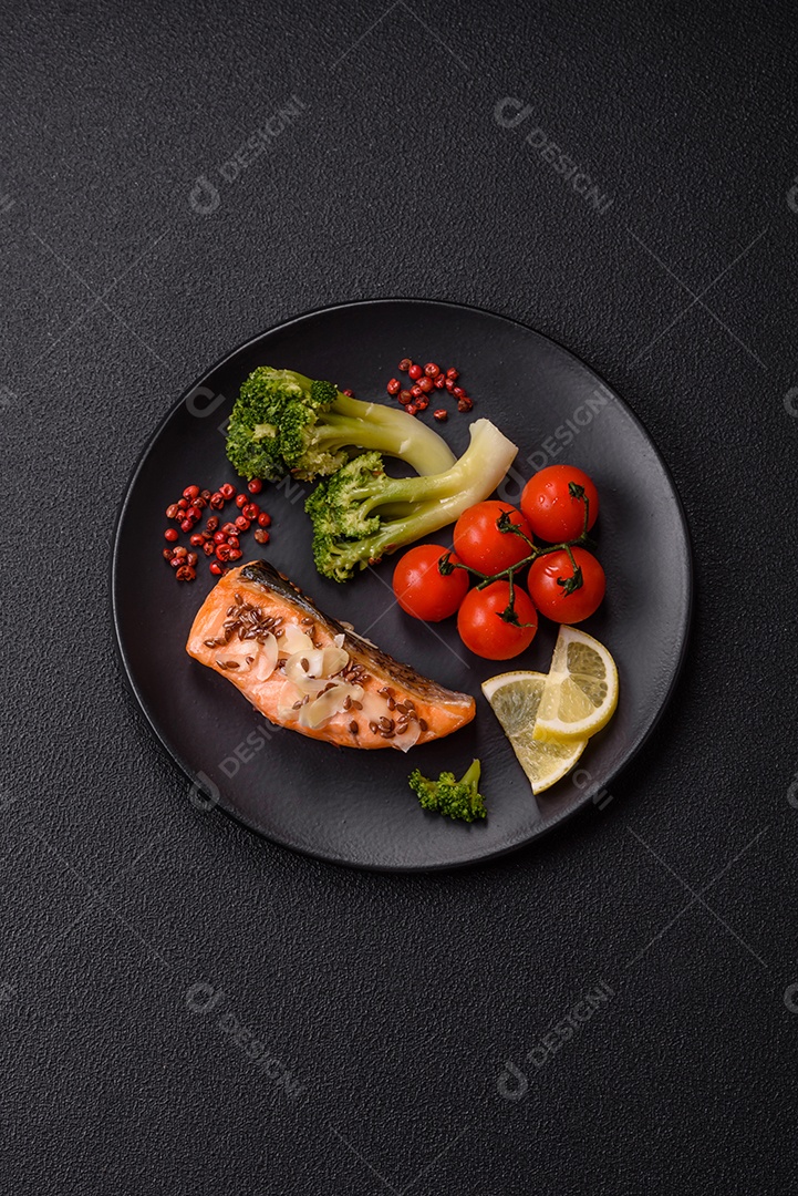 A imagem mostra um prato de salmão grelhado acompanhado de legumes variados