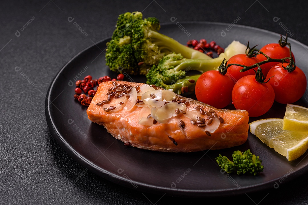 A imagem mostra um prato de salmão grelhado acompanhado de legumes variados