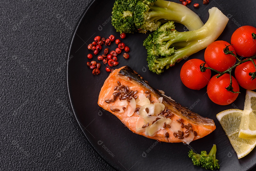 A imagem mostra um prato de salmão grelhado acompanhado de legumes variados