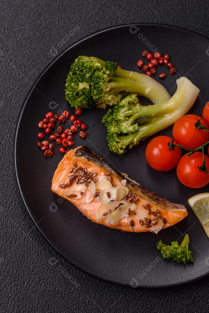 A imagem mostra um prato de salmão grelhado acompanhado de legumes variados