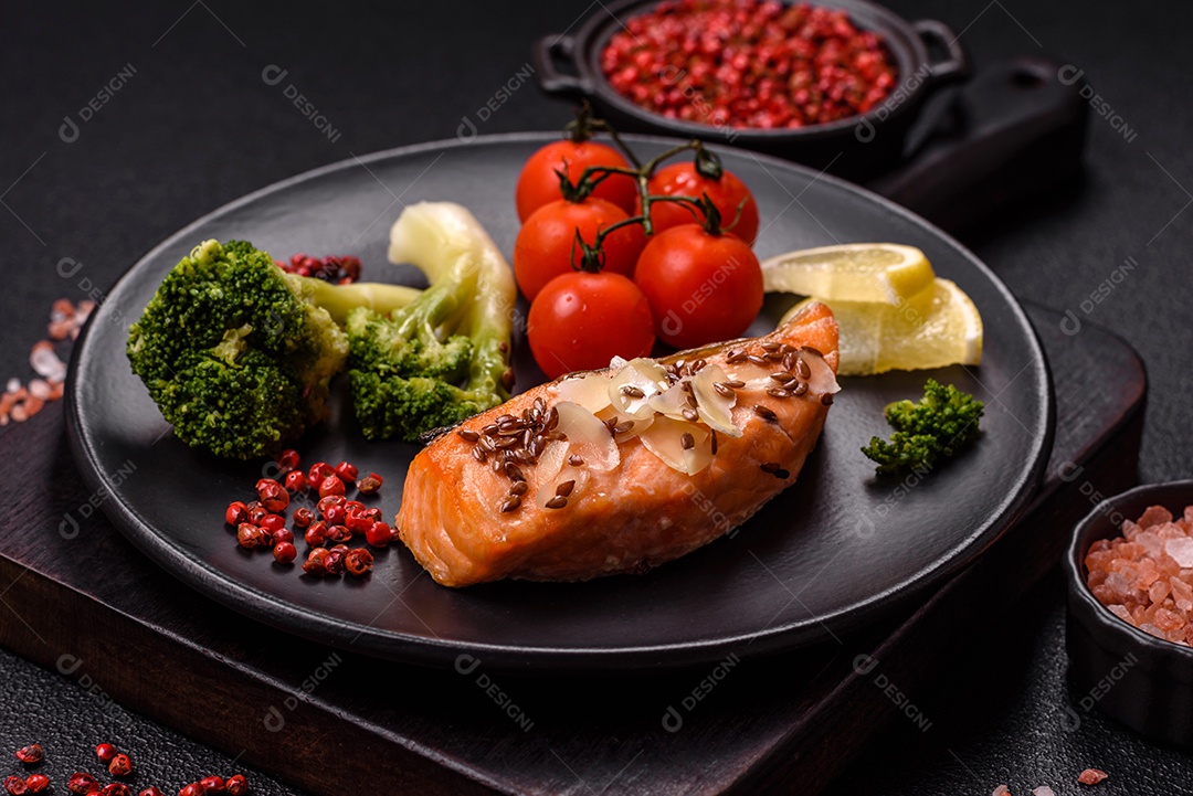 A imagem mostra um prato de salmão grelhado acompanhado de legumes variados