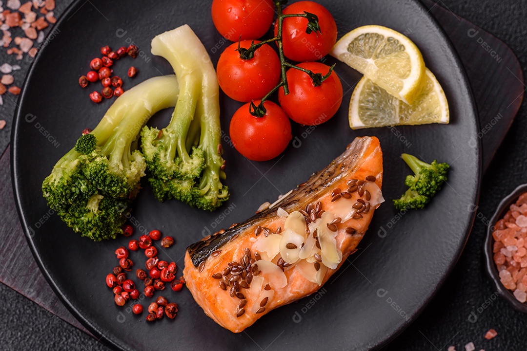 A imagem mostra um prato de salmão grelhado acompanhado de legumes variados