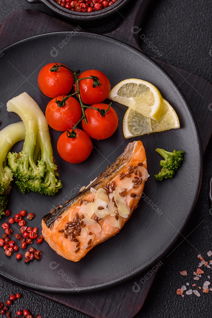 A imagem mostra um prato de salmão grelhado acompanhado de legumes variados