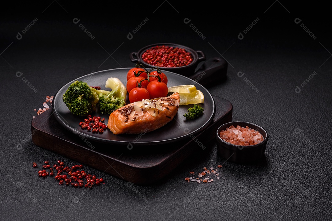 A imagem mostra um prato de salmão grelhado acompanhado de legumes variados