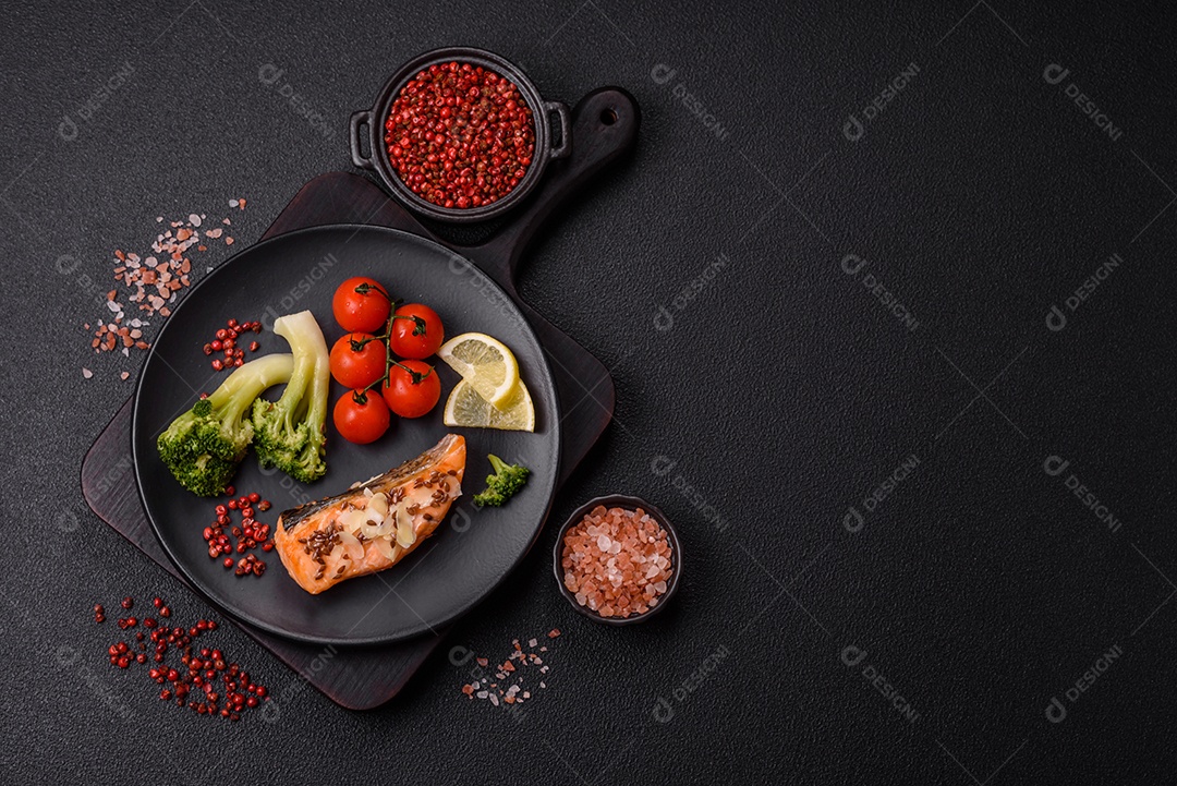 A imagem mostra um prato de salmão grelhado acompanhado de legumes variados