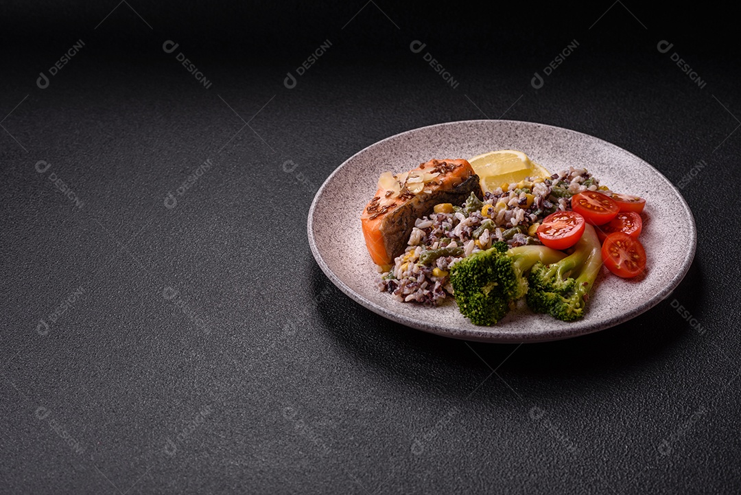 A imagem mostra um prato de salmão grelhado acompanhado de legumes variados