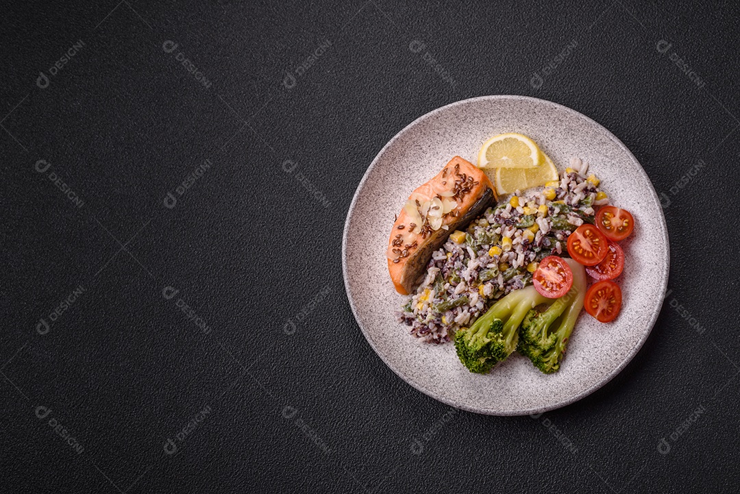 A imagem mostra um prato de salmão grelhado acompanhado de legumes variados