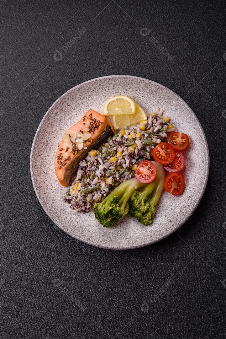 A imagem mostra um prato de salmão grelhado acompanhado de legumes variados