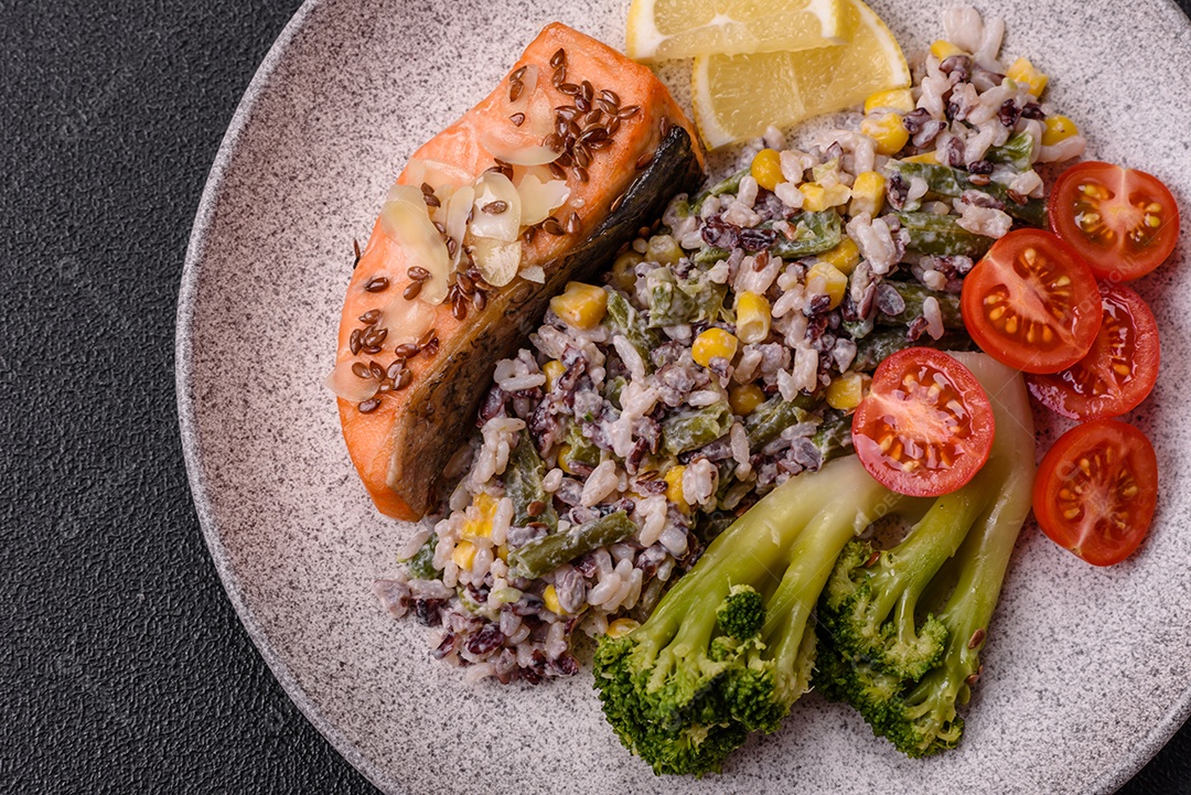 A imagem mostra um prato de salmão grelhado acompanhado de legumes variados