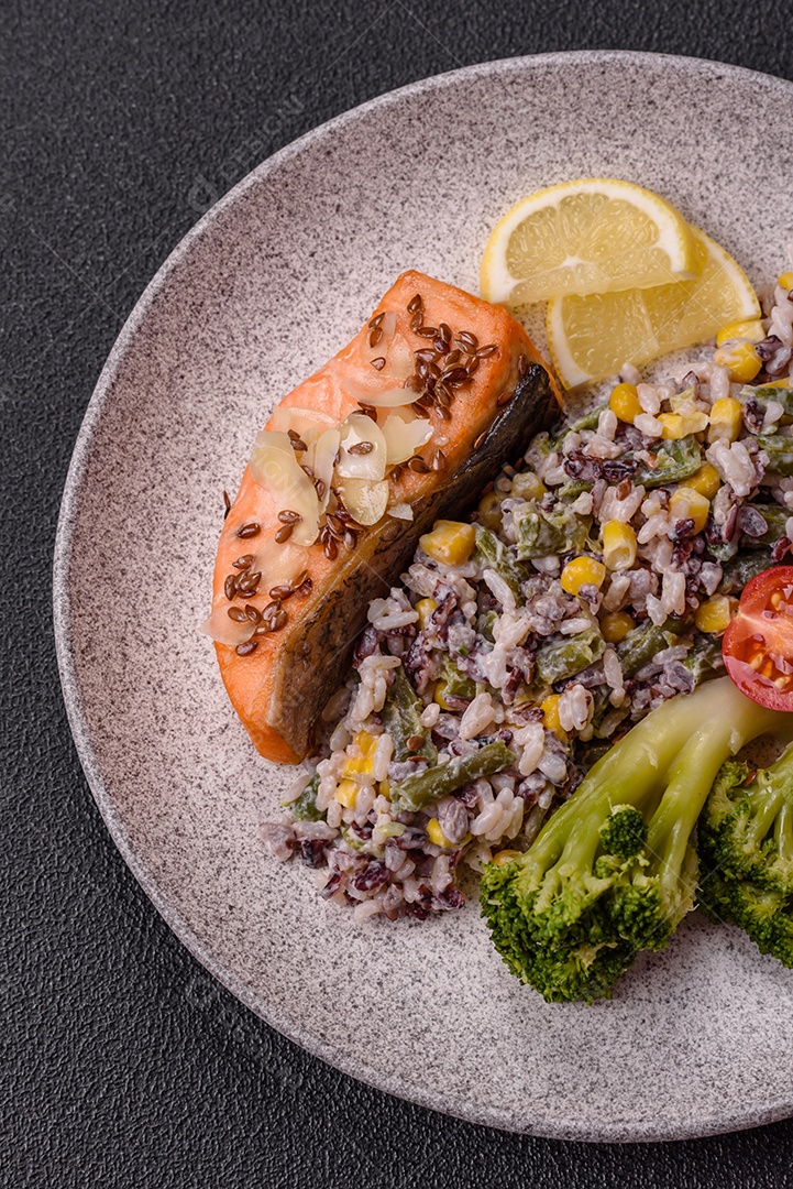 A imagem mostra um prato de salmão grelhado acompanhado de legumes variados