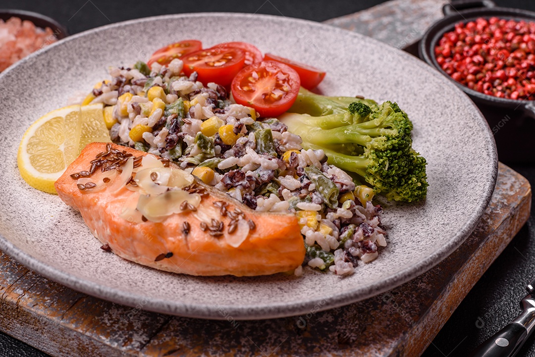 A imagem mostra um prato de salmão grelhado acompanhado de legumes variados