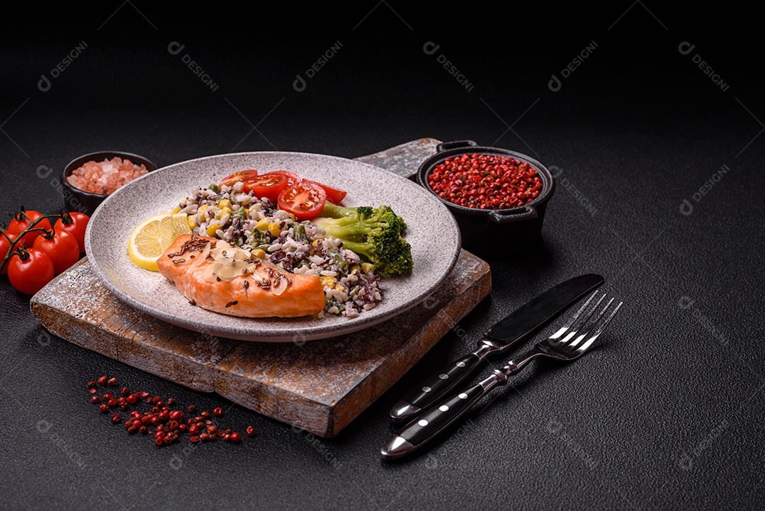 A imagem mostra um prato de salmão grelhado acompanhado de legumes variados