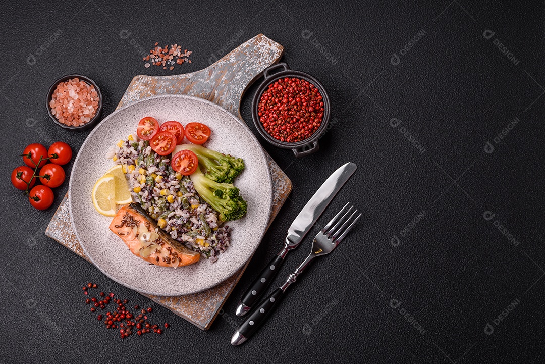 A imagem mostra um prato de salmão grelhado acompanhado de legumes variados