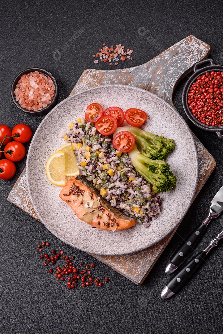 A imagem mostra um prato de salmão grelhado acompanhado de legumes variados