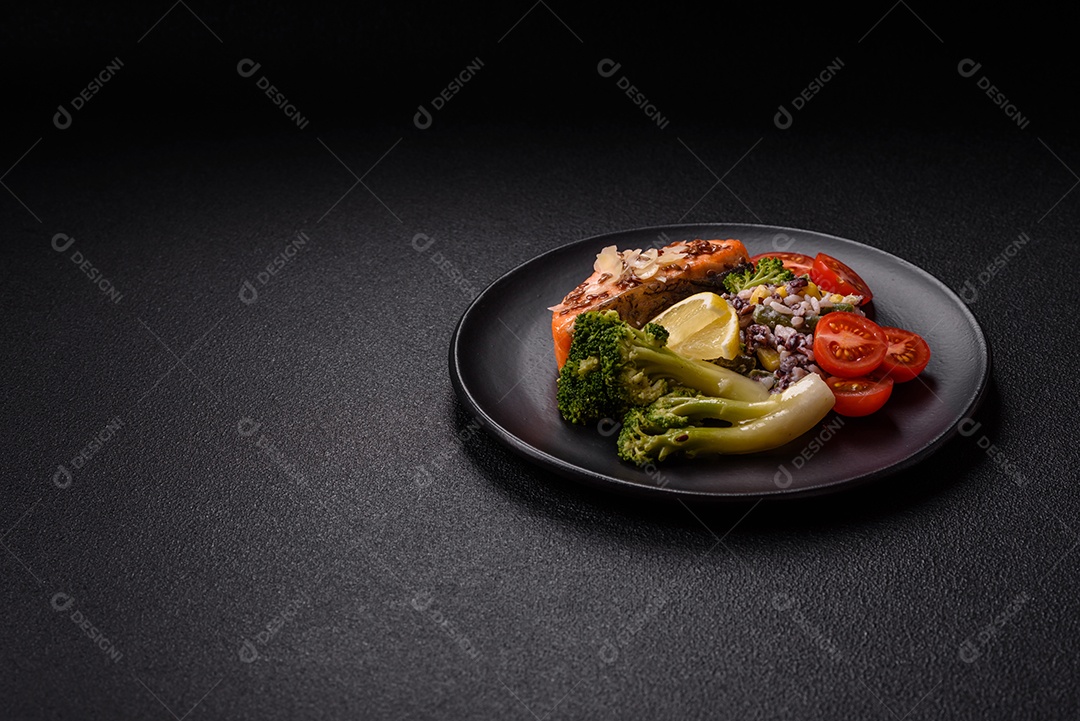 A imagem mostra um prato de salmão grelhado acompanhado de legumes variados