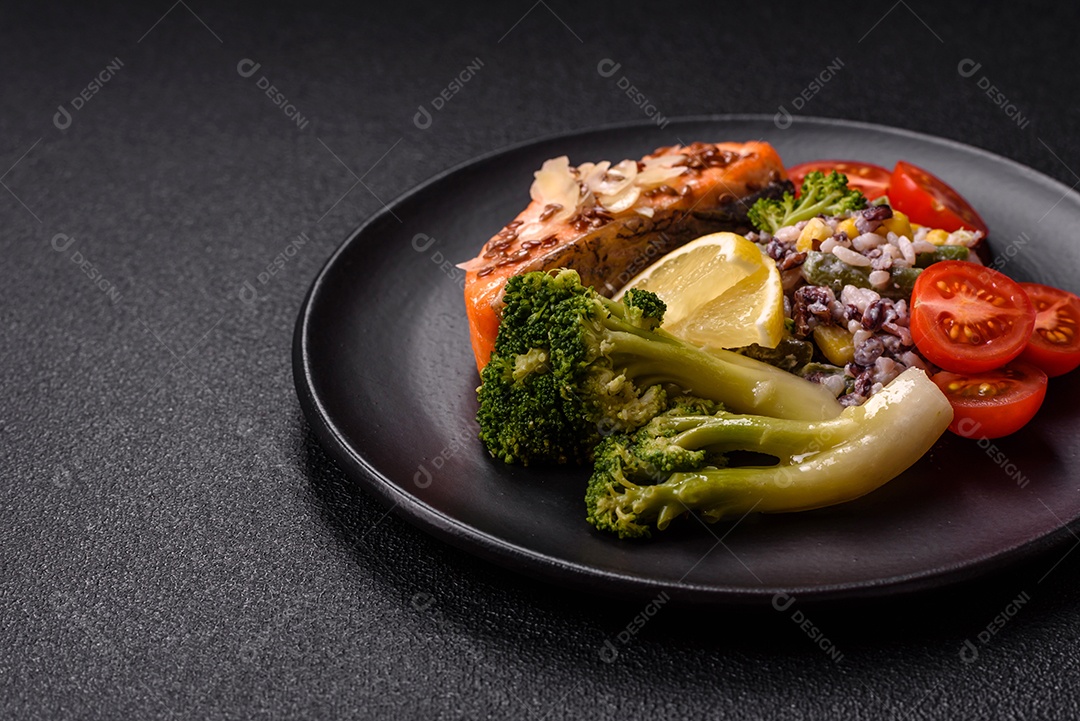 Imagem mostra um prato de salmão grelhado acompanhado de brócolis e arroz com legumes, decorado com uma fatia de limão e tomate