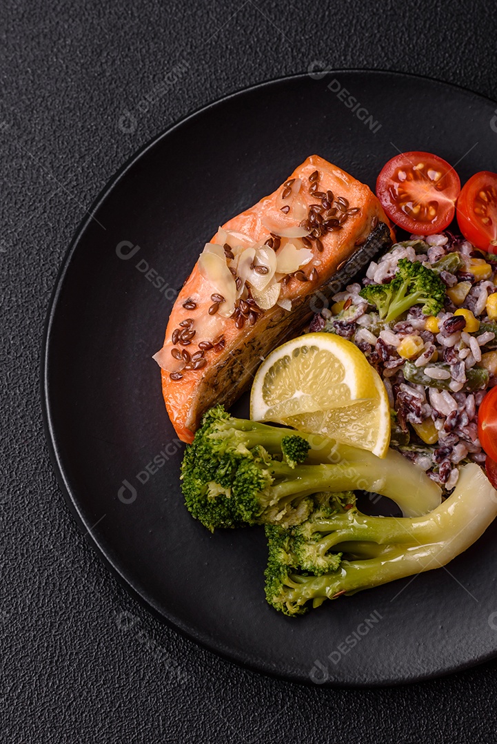 Imagem mostra um prato de salmão grelhado acompanhado de brócolis e arroz com legumes, decorado com uma fatia de limão e tomate