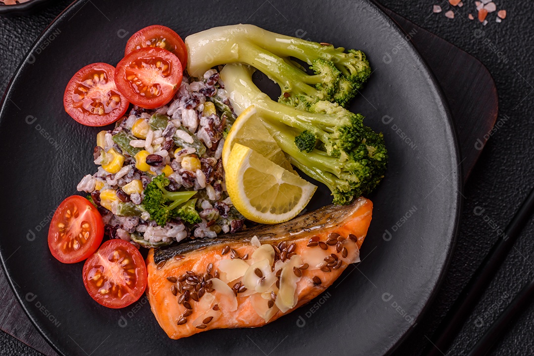 Imagem mostra um prato de salmão grelhado acompanhado de brócolis e arroz com legumes, decorado com uma fatia de limão e tomate