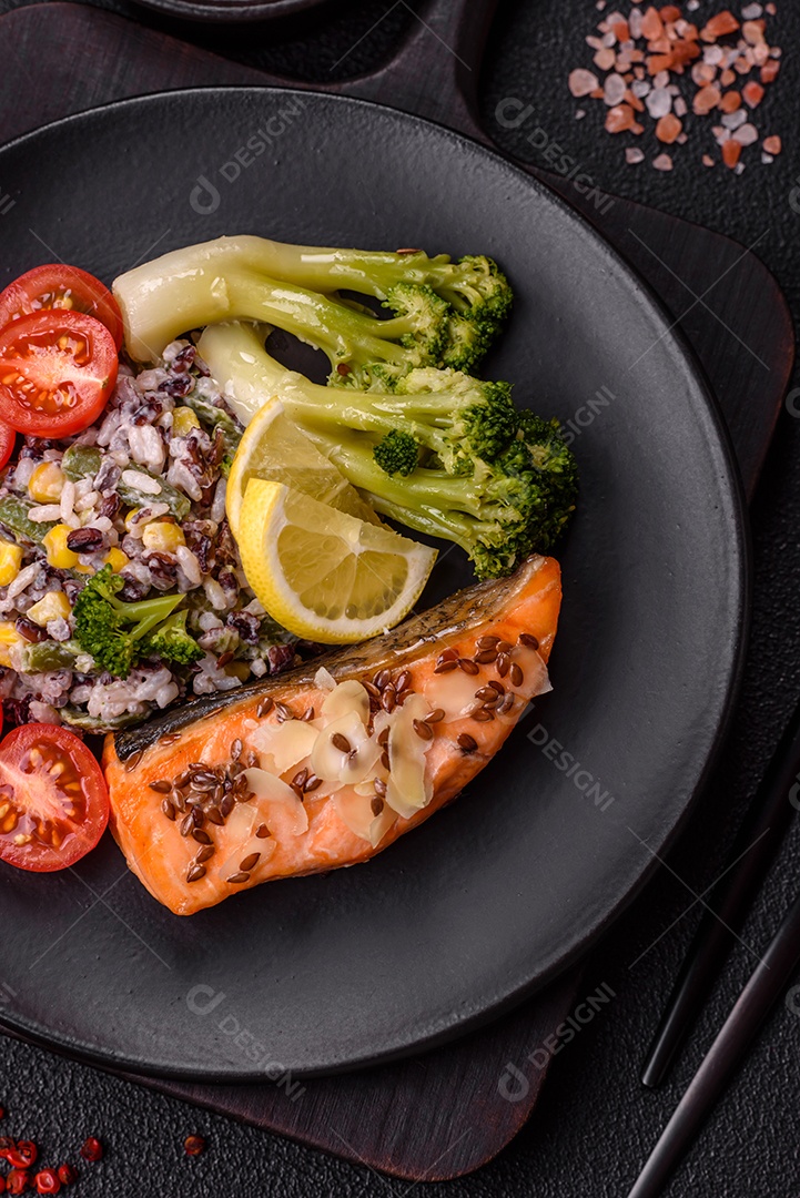 Imagem mostra um prato de salmão grelhado acompanhado de brócolis e arroz com legumes, decorado com uma fatia de limão e tomate