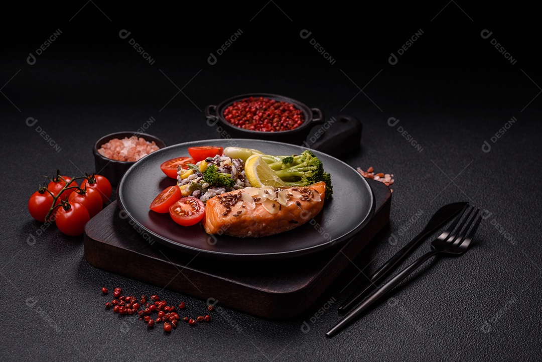 Imagem mostra um prato de salmão grelhado acompanhado de brócolis e arroz com legumes, decorado com uma fatia de limão e tomate