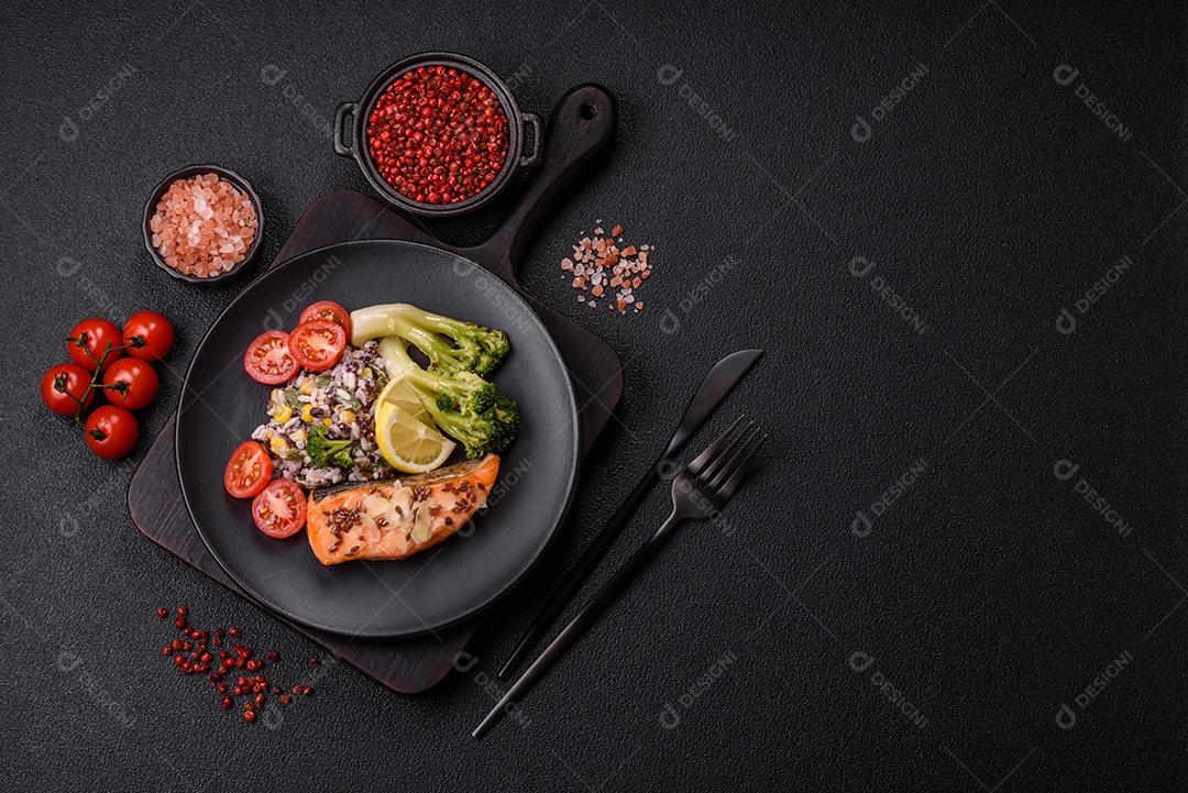 Imagem mostra um prato de salmão grelhado acompanhado de brócolis e arroz com legumes, decorado com uma fatia de limão e tomate
