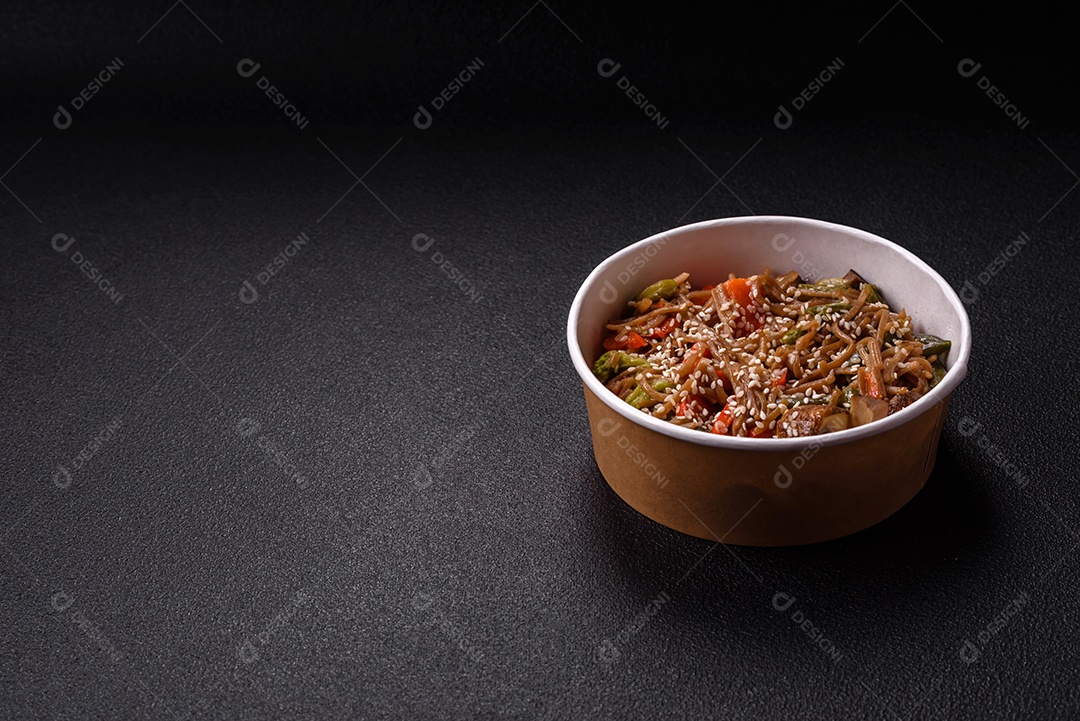Imagem mostra um prato de noodles asiáticos, possivelmente um tipo de macarrão como Soba ou Udon, servido em uma tigela branca