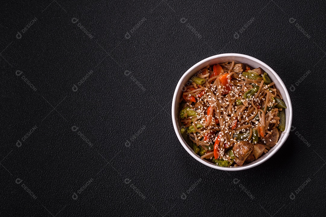 Imagem mostra um prato de noodles asiáticos, possivelmente um tipo de macarrão como Soba ou Udon, servido em uma tigela branca