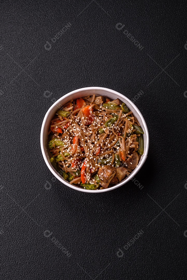 Imagem mostra um prato de noodles asiáticos, possivelmente um tipo de macarrão como Soba ou Udon, servido em uma tigela branca