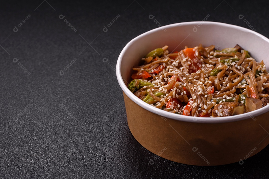 Imagem mostra um prato de noodles asiáticos, possivelmente um tipo de macarrão como Soba ou Udon, servido em uma tigela branca
