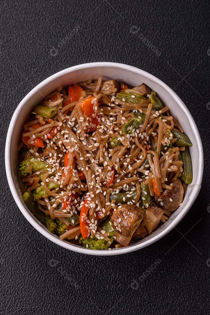 Imagem mostra um prato de noodles asiáticos, possivelmente um tipo de macarrão como Soba ou Udon, servido em uma tigela branca